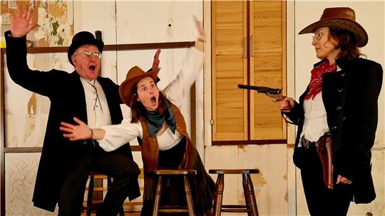 Sheriff Mam Slow (Sylvia Bauce) hält den Vollstrecker (Holger Fenker) und Milly McDonalds (Selina Hund) in Schach.