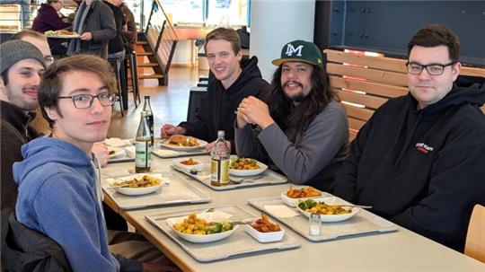Eine Gruppe Studenten der TU probieren das Niedersachsen-Menü.