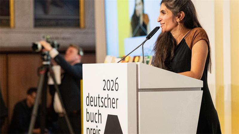 Leseschwäche und Big Tech: Buchmesse stellt Demokratiefragen Shida Bazyar erhielt am Montagabend den Deutschen Buchpreis.
