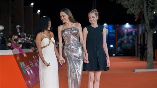 Shiloh Jolie-Pitt (r) mit ihrer Mutter Angelina Jolie und ihrer Schwester Zahara Jolie-Pitt (l) in Rom.