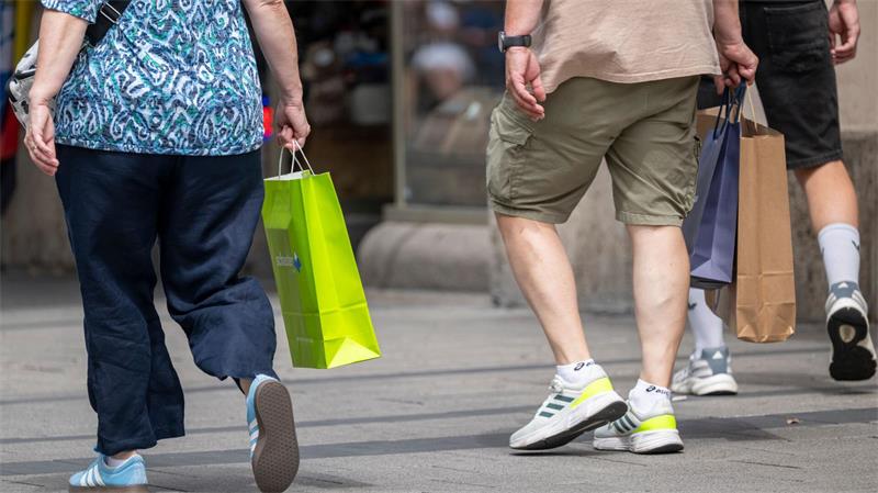 Umfrage: Warum wir uns gern selbst Geschenke kaufen Shoppen für sich selbst: Für viele Bundesbürger gehört das nach einer Umfrage zu Leben dazu