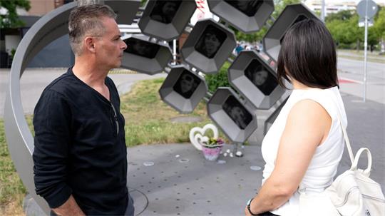 Sibel (r) und Hasan (l) Leyla haben bei dem rassistischen Anschlag ihren Sohn Can verloren. 