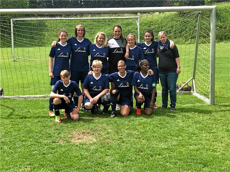 Sibylle Rebentisch (1. Reihe, 2. von links) im Juni 2018 mit der Damen-Mannschaft des TuS Clausthal-Zellerfeld nach dem letzten Spiel vor der Auflösung des Teams. Foto: Privat