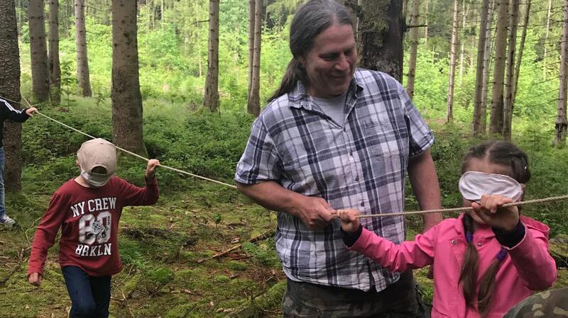 Oberharzer Verein gestaltet Waldolympiade für Kinder Sich am Seil durch den Wald tasten gehört zur Waldolympiade des Vereins Bürger helfen Bürgern.