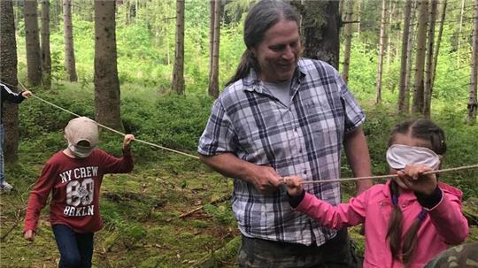 Sich am Seil durch den Wald tasten gehört zur Waldolympiade des Vereins Bürger helfen Bürgern.