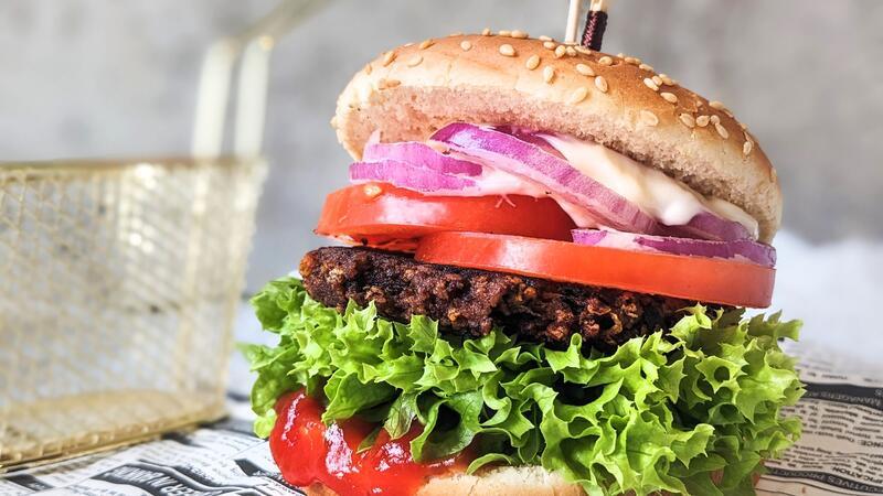 Vegan ernähren: So klappt der Umstieg Sich vegan zu ernähren bedeutet nicht, auf seine Lieblingsgerichte zu verzichten.