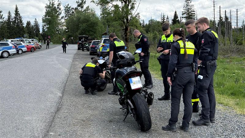 Das Foto zeigt Polizisten, die bei Oderbrück ein Motorrad technisch kontrollieren. 