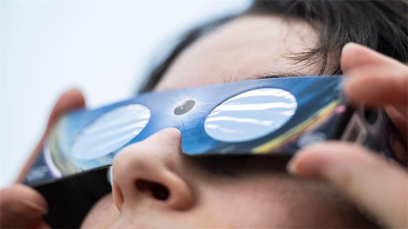 Sicher zur Sonnenfinsternis: Eine spezielle „SoFi-Brille“ schützt die Augen vor gefährlichem Sonnenlicht. (Symbolbild) 