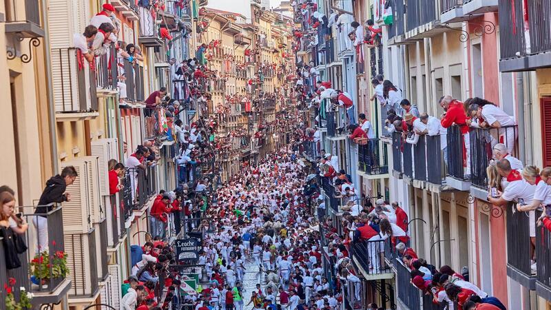 Sicherer ist es, der wilden Hatz vom Balkon aus zuzuschauen.