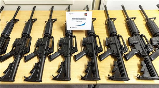 Sichergestellte Schusswaffen aus dem Raub in einer Kaserne der Bundespolizei in Hamburg.