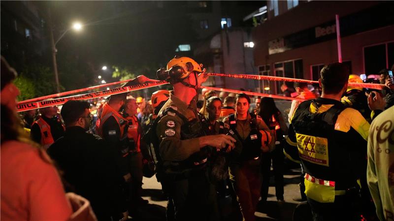 Sicherheits- und Rettungskräfte eilen zu der Einschlagstelle.