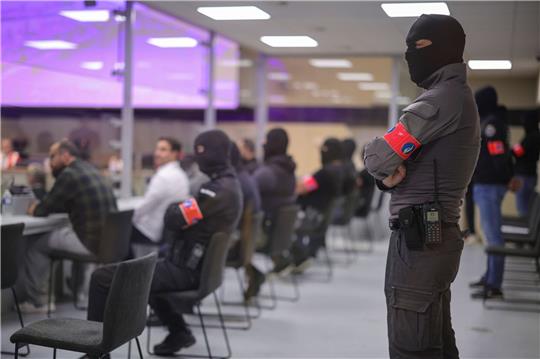 Sicherheitsbeamte im Gerichtssaal. Im Prozess um die islamistischen Anschläge 2016 in Brüssel haben die Geschworenen mehrere der zehn Angeklagten des terroristischen Mordes schuldig gesprochen.