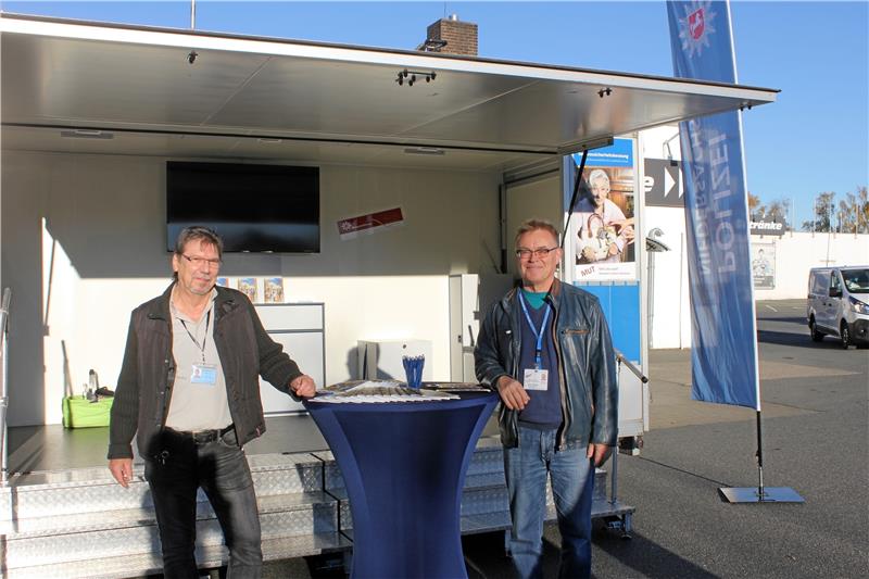 Sicherheitsberater Hardy Wilm und Gunnar Horstkotte (von links) stehen den Interessierten in Harlingerode Rede und Antwort. Foto: Fricke