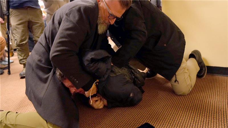 Sicherheitskräfte brachten den Angreifer schnell unter Kontrolle.