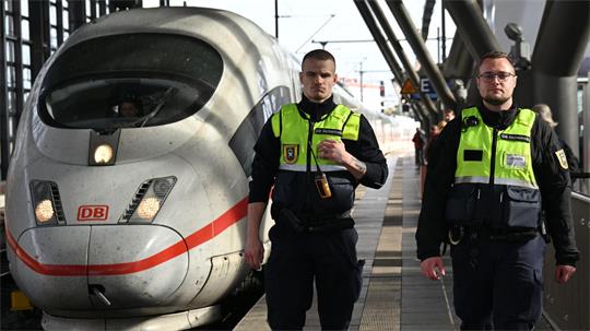 Sicherheitskräfte der DB kontrollieren das Alkoholverbot an den konzerneigenen Bahnhöfen.