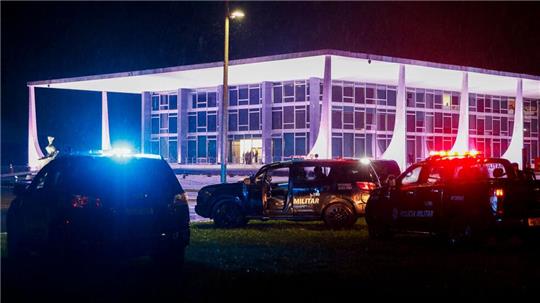 Sicherheitskräfte riegeln nach den Explosionen den Obersten Gerichtshof in Brasília ab.