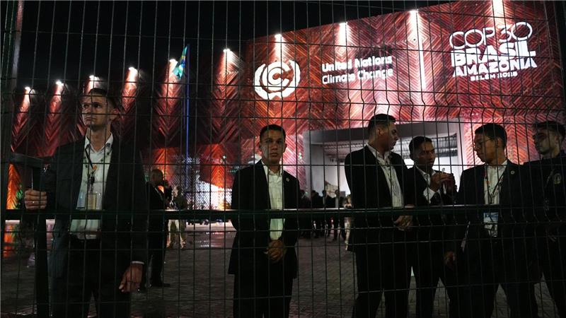 Indigene Aktivisten stürmen Klimakonferenz Sicherheitskräfte riegelten den Veranstaltungsort des UN-Klimagipfels COP30 nach dem Zwischenfall zunächst ab.