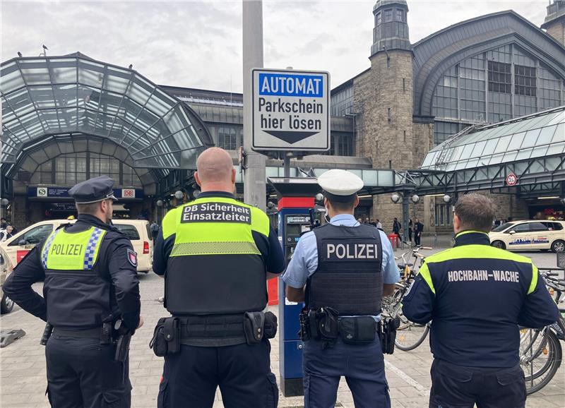 Waffen aller Art am Hamburger Hauptbahnbahnhof verboten Sicherheitskräfte sind dafür zuständig, das geltende Waffenverbot rund um den Hamburger Hauptbahnhof zu kontrollieren.