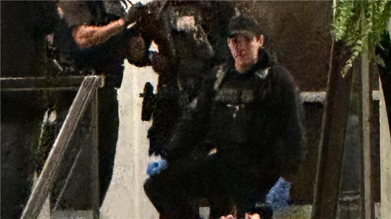 Sicherheitskräfte umringten eine am Boden liegende Person.