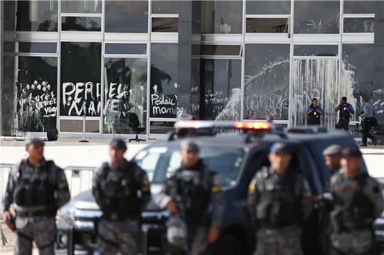 Sicherheitskräfte vor dem Regierungssitz: Am vergangenen Sonntag hatten Bolsonaro-Anhänger unter anderem hier erhebliche Schäden angerichtet.
