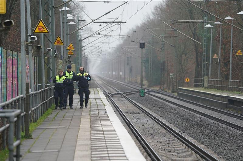 Messerattacke in Zug: Kritik an Senatorin wird lauter Sicherheitsleute der Deutschen Bahn auf dem Bahnsteig im Bahnhof von Brokstedt.