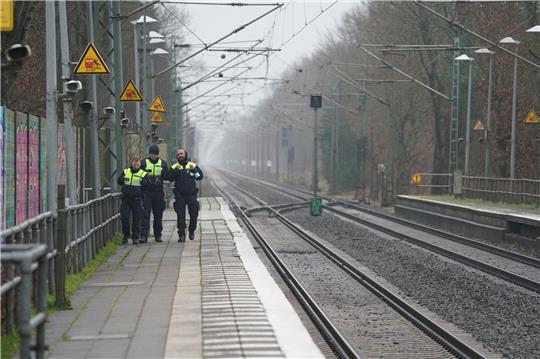 Sicherheitsleute der Deutschen Bahn auf dem Bahnsteig im Bahnhof von Brokstedt.