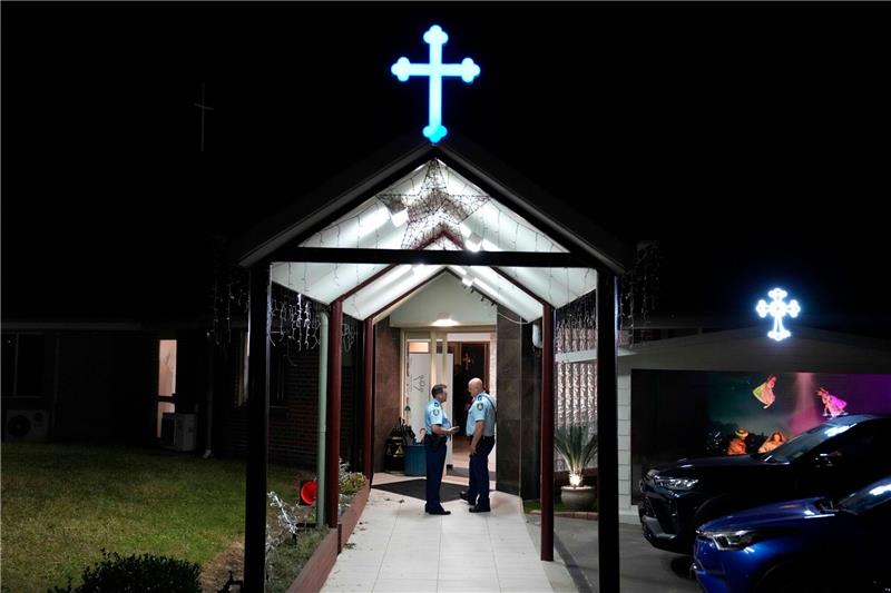 Stichattacke gegen Priester während Gottesdienst Sicherheitsleute stehen Wache vor der orthodoxen assyrischen Kirche.
