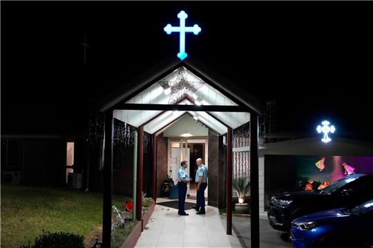 Sicherheitsleute stehen Wache vor der orthodoxen assyrischen Kirche.