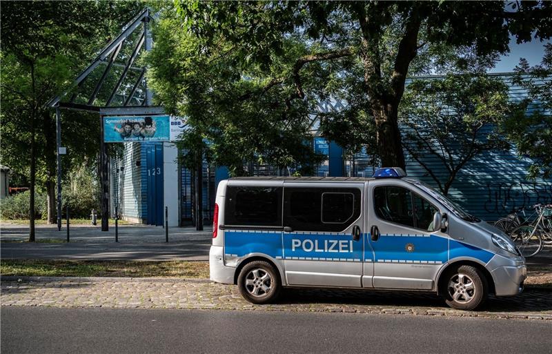 Sicherheitsmaßnahme: Ein Polizeifahrzeug steht im vergangenen Sommer vor einem Freibad in Berlin-Neukölln.