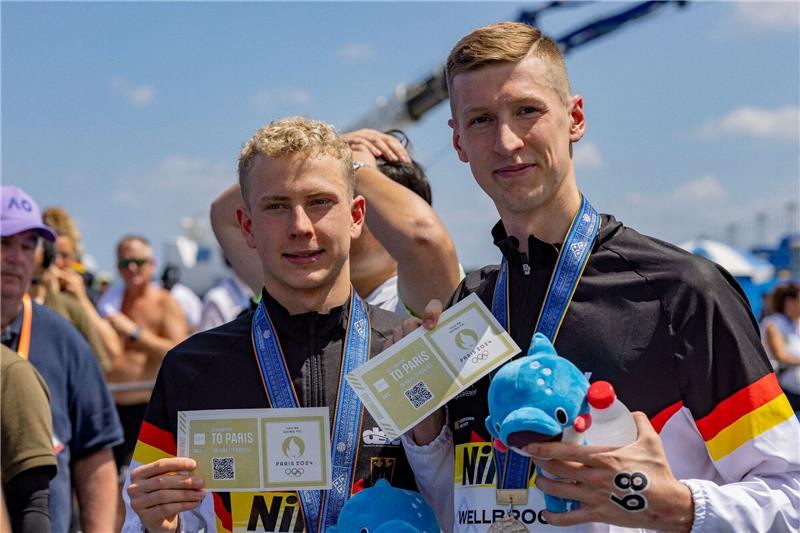 Gold und Olympia-Tickets: Wellbrock macht Traumstart perfekt Sicherten sich die Tickets für Paris 2024: Oliver Klemet (l) und Florian Wellbrock.