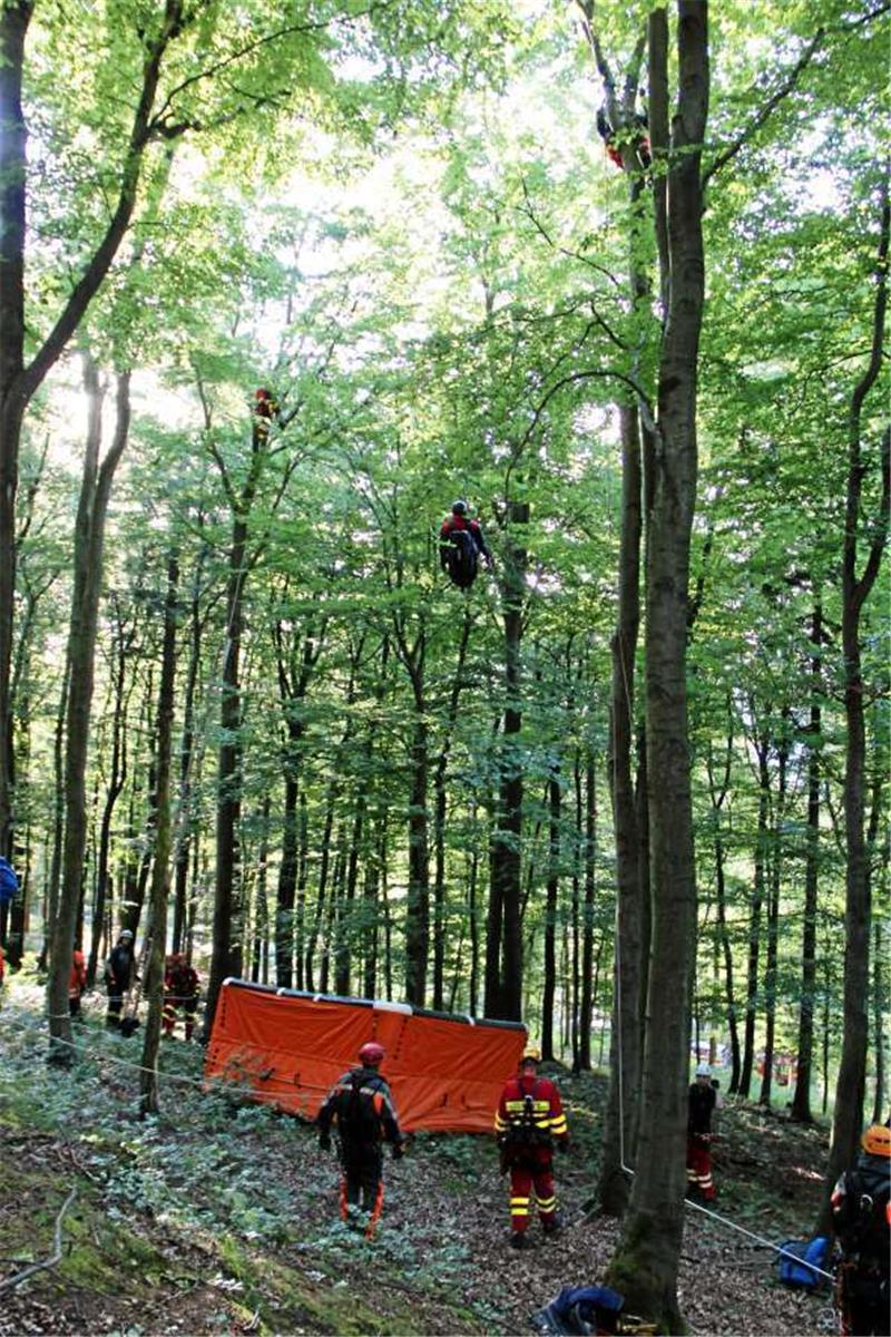 Sicherung von unten: Ein sogenannter Sprungretter soll verhindern, dass sich der Flieger bei einem Sturz schwere Verletzungen zuzieht.  Foto: Feuerwehr