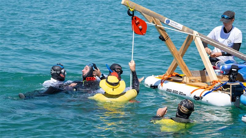 Blackout stoppt Apnoetaucher kurz vor Tiefenrekord Sicherungstaucher sind für Marinković da.