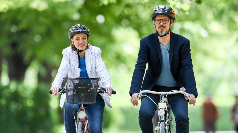 10 Punkte, wie Radfahrer sich und ihr Fahrrad schützen Sichtbar und sicher: Mit dem Fahrrad unterwegs. Foto: Tobias Hase/dpa-tmn