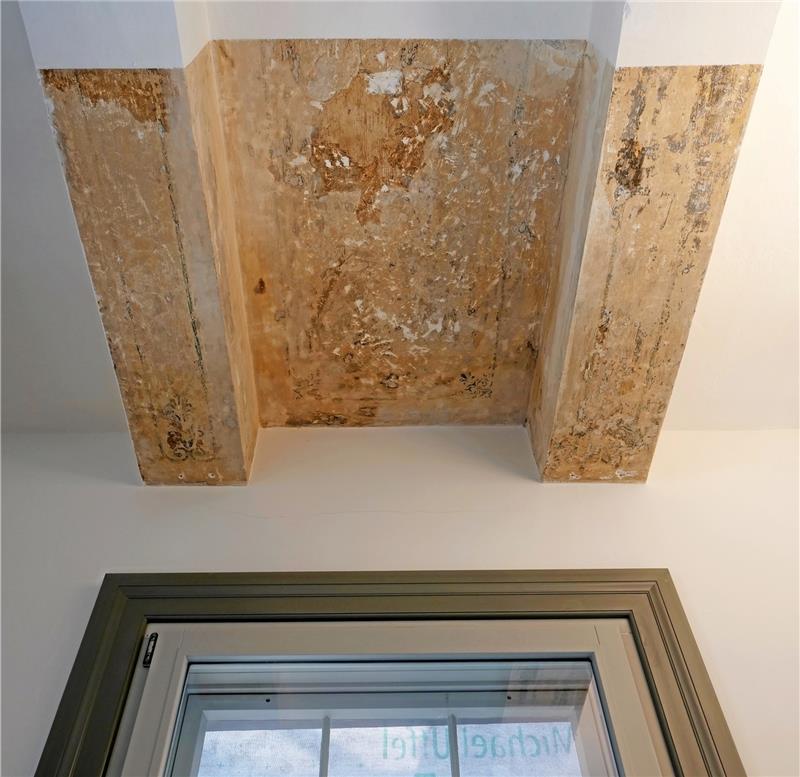 Ausstellung im neuen Welterbe-Infozentrum wird aufgebaut Sichtfenster an Decke und Wand lassen einen Blick in die Vergangenheit zu.