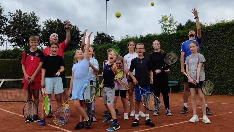 Bad Harzburger Kinder üben sich im Tennis Sichtlich Spaß haben die Ferienpasskinder beim Tennis mit den Trainern Lukas Ruhe und Michael Ollech.