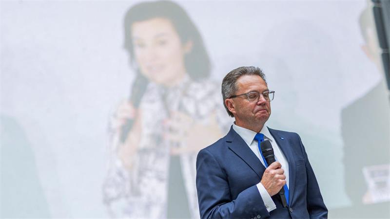 Kein Exzellenztitel in Nordwest – Mohrs: Ziel nicht erreicht Sichtlich geknickt: Volker Epping, Präsident der Leibniz Universität Hannover, steht nach der Entscheidung der Exzellenzkommission vor einer digitalen Dorothee Bär (CSU).