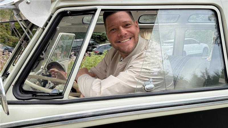 „Mein Lokal, Dein Lokal“: Braunlager Restaurant mit dabei Sichtlich mit viel Spaß fährt der Harzer Sternekoch Robin Pietsch mit dem Oldtimer-VW Bus von „The Hearts Hotel“.