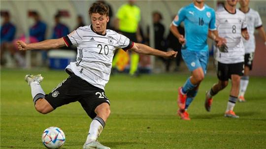 Sidney Raebiger (l.) war auffälligster Braunchweiger im Testspiel gegen Hansa Rostock.