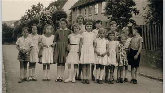 Sie alle finden sich im Döhrener Kalender 2025: Ingrid Erbsmehl, Ulrich Hinze, Hermann Lehmköster und viele andere – Die Kinder wohnten in den 1960er Jahren in der Siedlung am Papenberg.