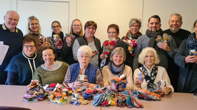 Bei diesem Goslarer Projekt bekommt keiner kalte Füße Sie alle sorgen dafür, dass Kinder im Winter warme Füße haben: Lions, Kinderschutzbund, Kitas und Wollwerkerinnen (vorne) sind für diesen guten Zweck vereint in einem Netzwerk.