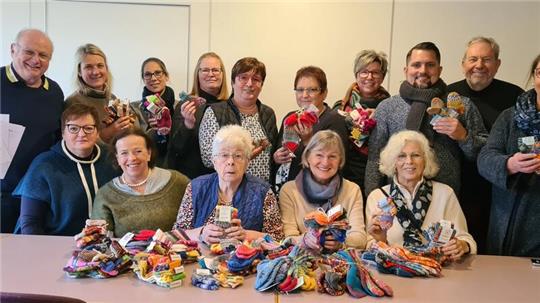 Sie alle sorgen dafür, dass Kinder im Winter warme Füße haben: Lions, Kinderschutzbund, Kitas und Wollwerkerinnen (vorne) sind für diesen guten Zweck vereint in einem Netzwerk.