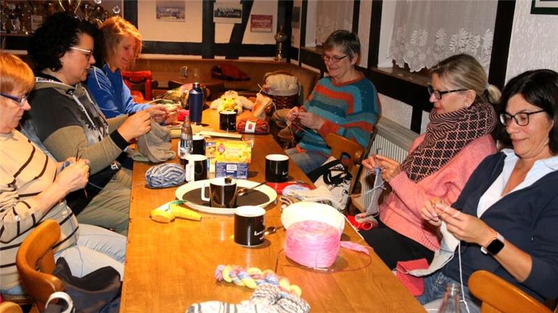 Sie alle stricken am Montagabend mit Begeisterung: v.l. Erika Maylahn, Silke Nietschke, Yvonne Notzon, Ilona Hettling, Karin Meyer und Gitti Schuler.