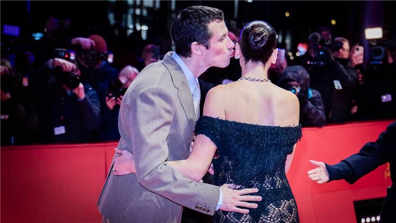 Sie begleitete ihren Verlobten Callum Turner zu seiner Filmpremiere.