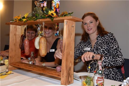Sie bewahren auch beim Galgenessen den Durchblick: (v. li.) Elke Dreßler, Joana Fricke und Sabrina Schilff vom Organisationsteam der Stadt.