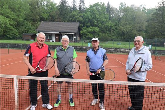 Sie bilden seit Jahrzehnten eine eingeschworene Spielgemeinschaft bei der Tennissparte des TSV Eintracht Wolfshagen (v.li.): Henning Schrader, Günter Fiebig, Kuno von Barfuß und Dieter Zacharias (es fehlt Lothar Schneider).  Foto: Holger Neddermeier