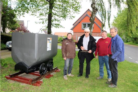 Sie enthüllen die Infotafel am Förderwagen (v.li.): Stefan und Astrid Dützer, Wolfgang Fricke und Jörg Wurm. Foto: Leifeld