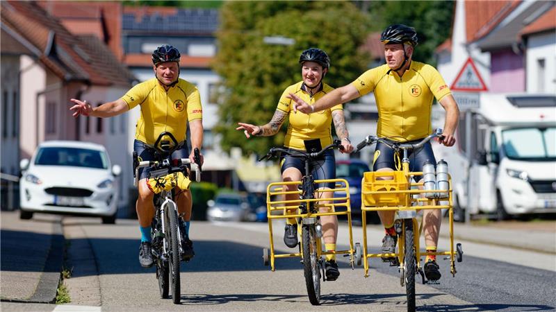 Postler radeln zum Weihnachtsmann nach Lappland Sie fahren mit Postfahrrädern und einem Gravelbike - alle ohne Elektromotor.