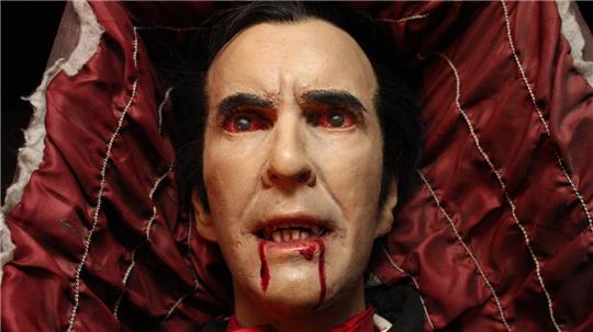 Warum Graf Zahl mehr Vampir ist als Graf Dracula Blut rinnt aus dem Mund einer Dracula-Figur, die in einem Sarg liegt.