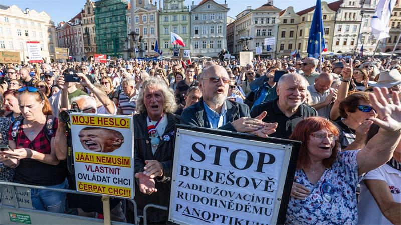 Tausende demonstrieren in Prag gegen Regierung Sie folgten einem Aufruf der Bewegung „Eine Million Augenblicke für Demokratie“.