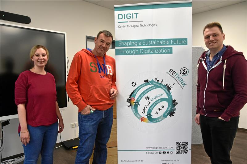 Die Kuba-Methode und der Bergbau 2.0 Sie forschen an den Themen Kreislaufwirtschaft, Wiederverwendung und Reparatur: Maret Mathiszig, Prof. Andreas Rausch und Dominique Briechle (v.l.). Foto: Berg
